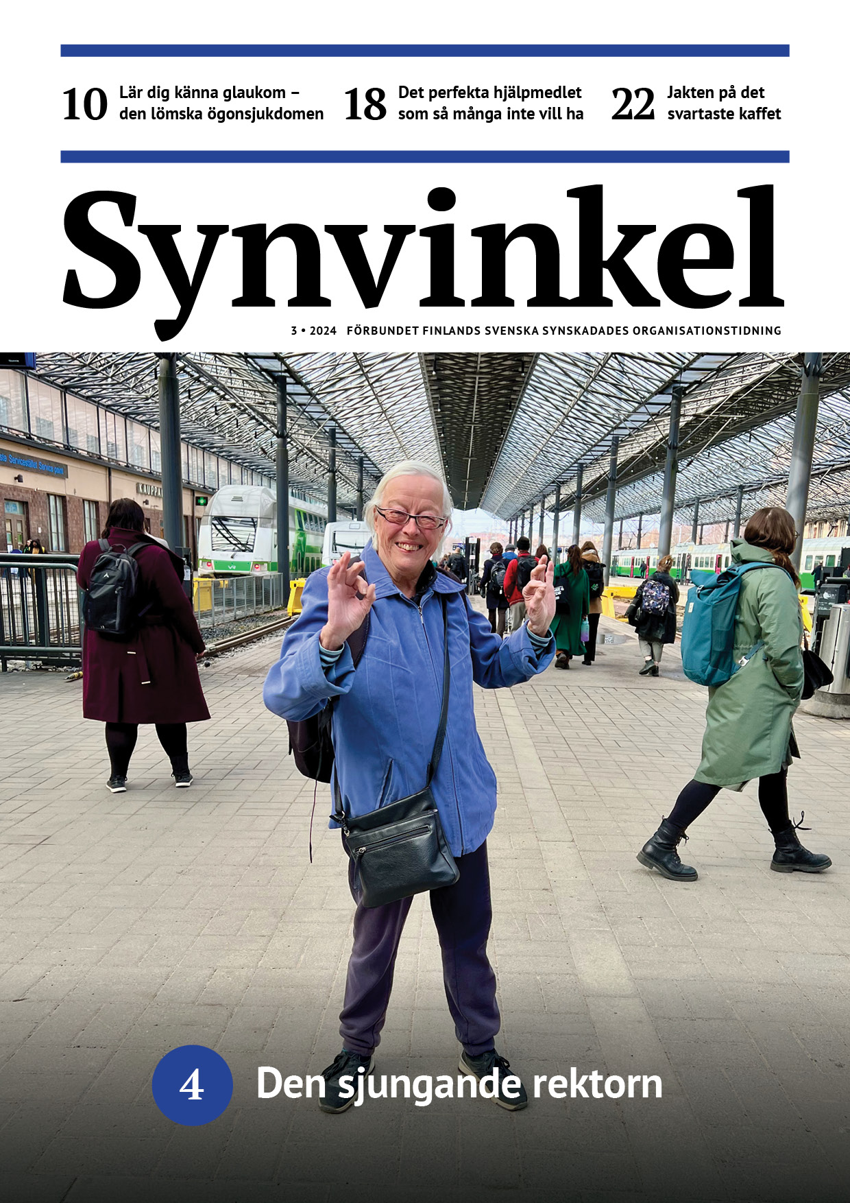 En leende vithårig dam i ljusblå rock, mörkblå byxor och väska med axelrem, står på järnvägsstationens perrong. I bakgrunden väntar flera personer på tåget. Glasrutornas mönster i stationstaket fördjupar perspektivet.