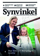 Sexåriga Charlotta Saari och mamma Katarina Katajainen utanför stadsbiblioteket i Åbo.