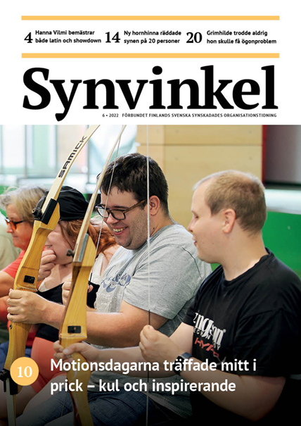 Johan Sundholm och Fredrik Lindgren sitter på en bänk i gympasalen pratar under motionsdagarna i Solvalla. De har en pilbåge i handen. Fredrik har glasögon, brunt hår och en grå t-shirt och Johan en svart t-shirt och kort snaggat sandblont hår. 