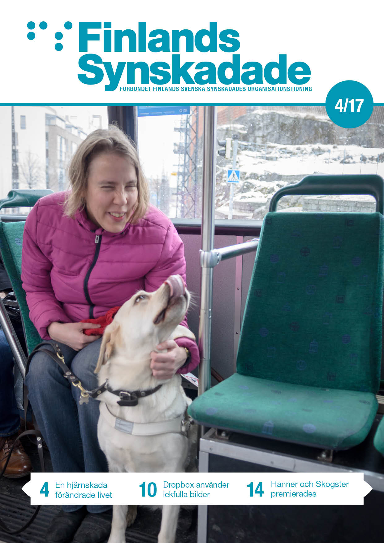 Riikka Hänninen och ledarhunden Carlos i en spårvagn.