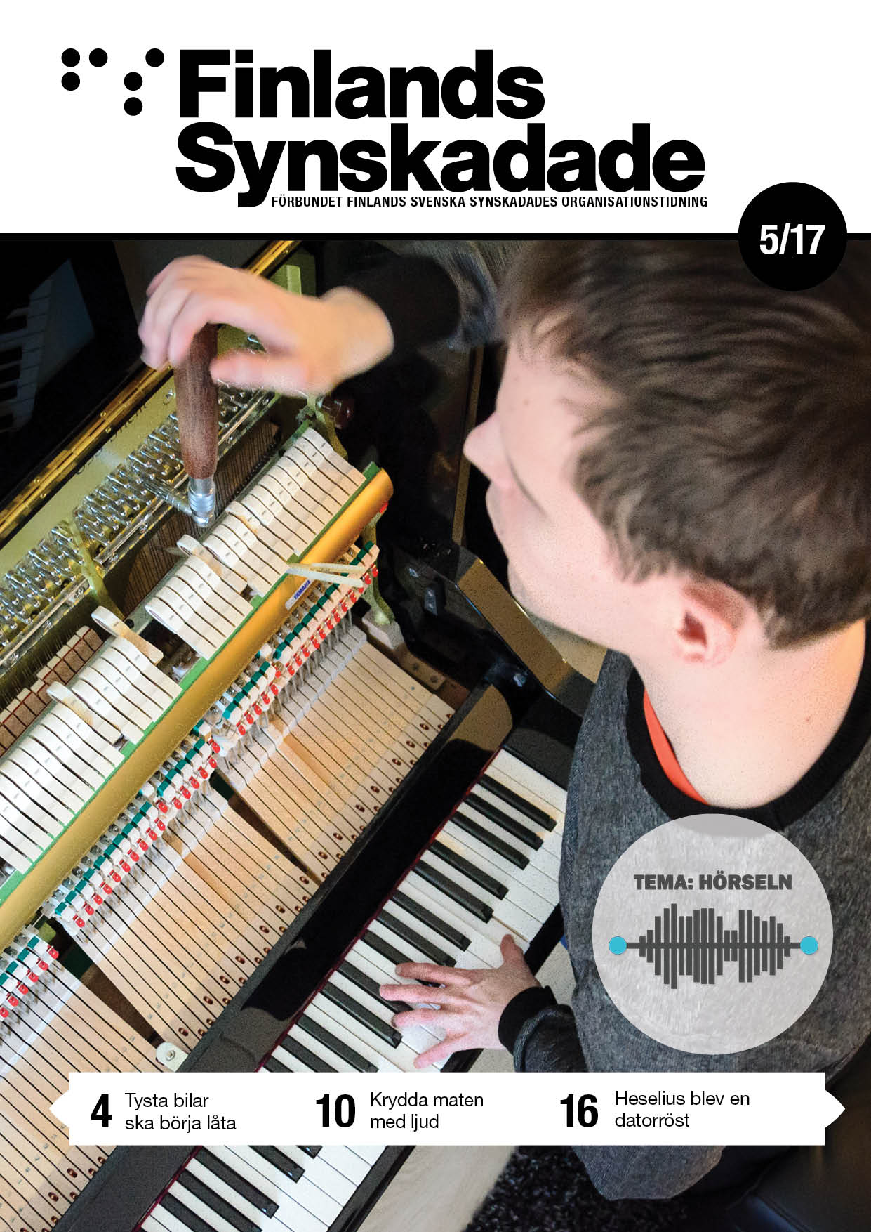 FS nr 5 pärm. Ung man stämmer ett piano.