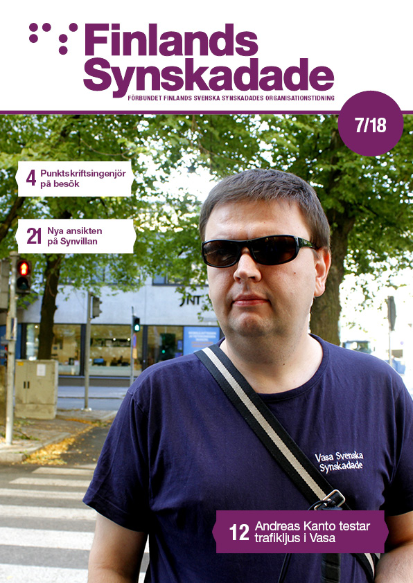 En mörkhårig man med solglasögon och mörkblå t-skjorta står på gatan i Vasa