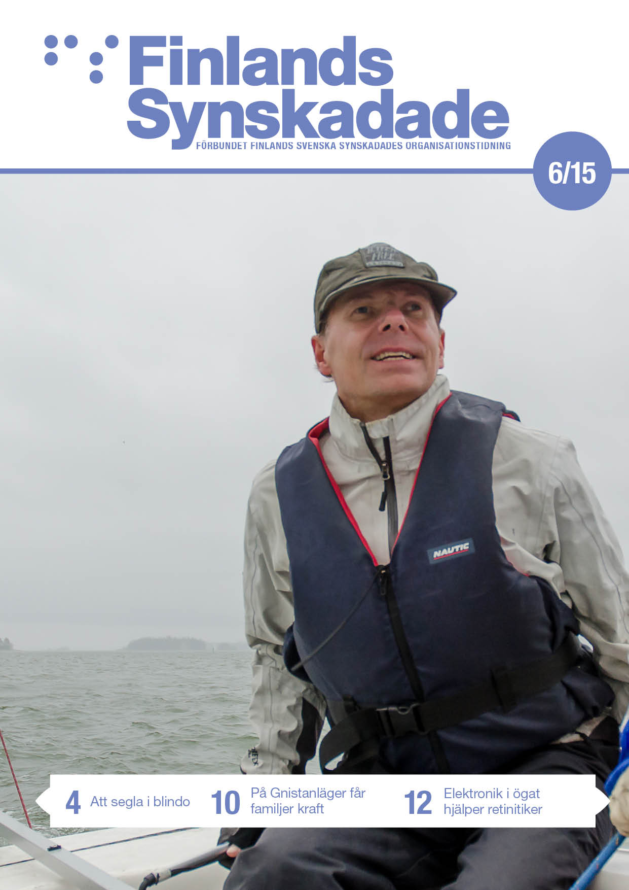 Pekka Rantanen vet var stranden är. Ännu en halv timme efter att han lagt ut vet han tack vare vindens riktning åt vilket håll han seglar. På bilden håller Rantanen i rodret mot en regnsjuk bakgrund. 