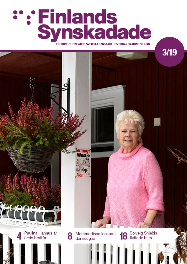 Solveig Shields står på sin trappa i Ekenäs