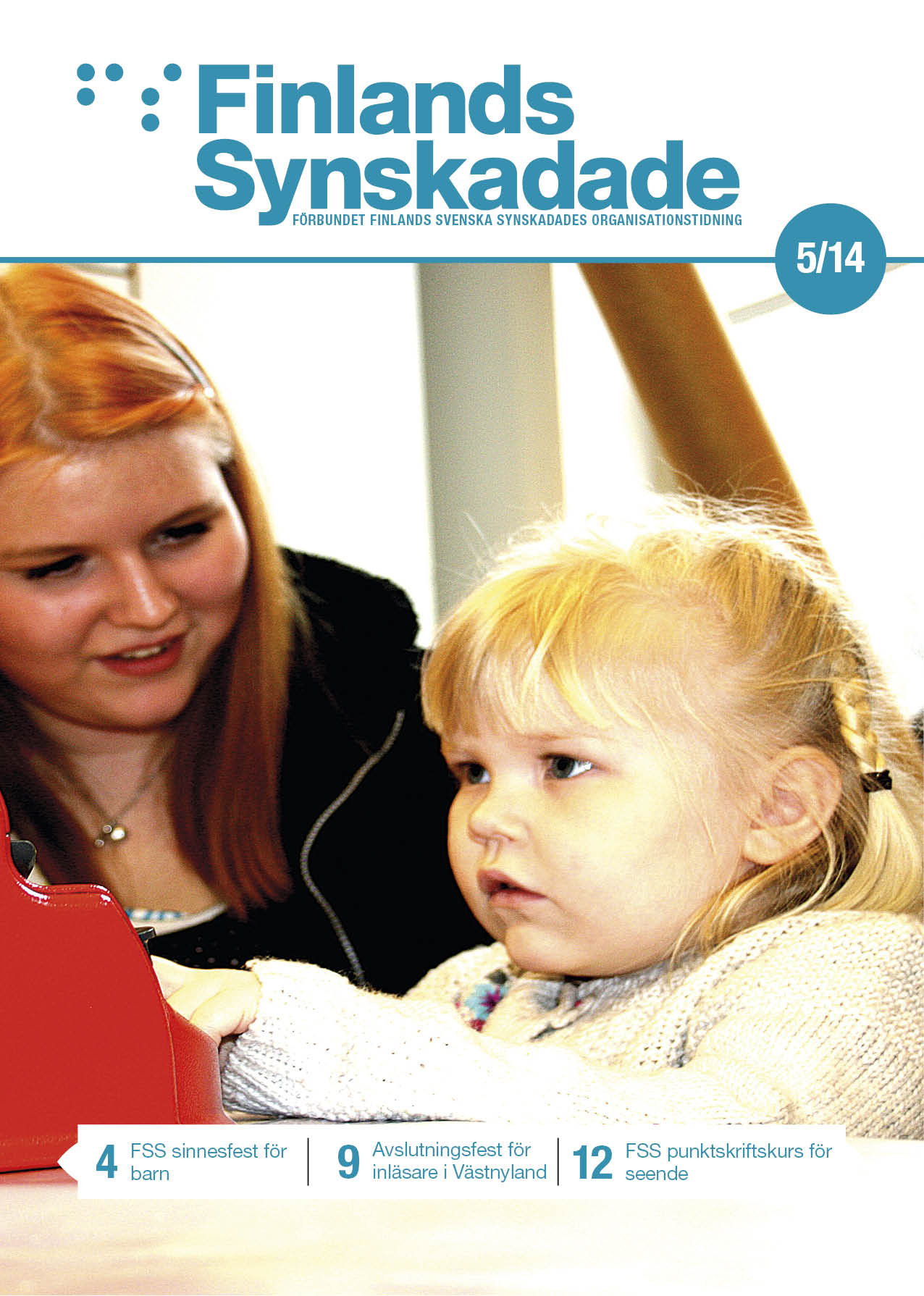 Liten flicka skriver på punktskriftsmaskin