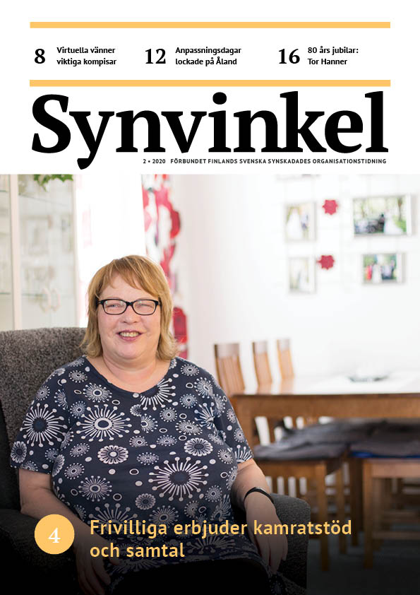 Britten Nylund sitter i en stol och tittar in i kameran