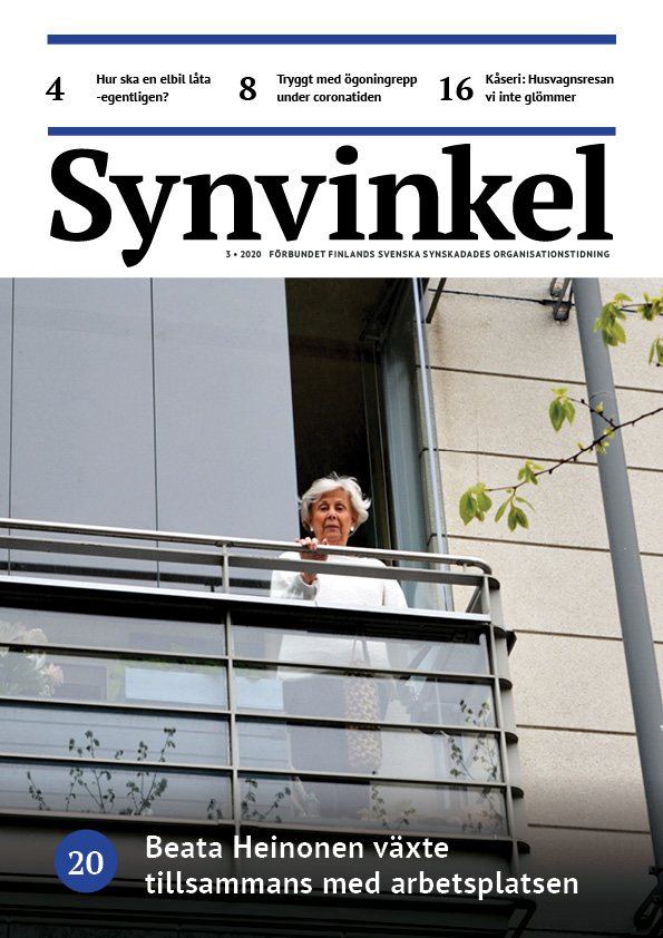 Bettan Heinonen står på sin balkong och tittar ner mot kameran.