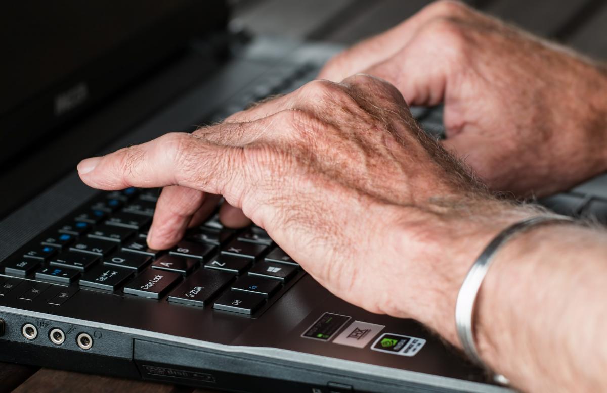 Händer som skriver på en bärbar dators tangentbord