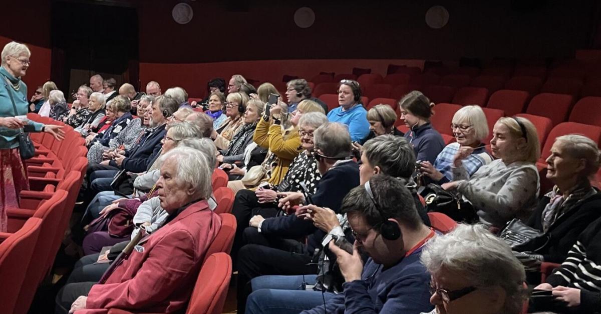 Gruppbild på medlemmarna inne i teatern