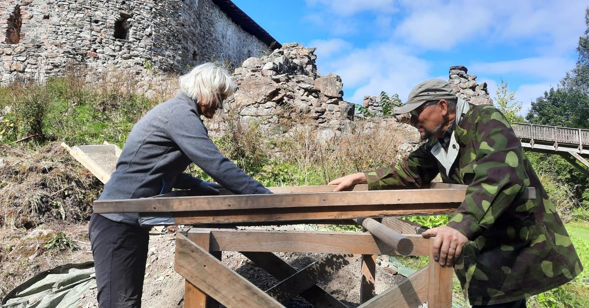 Jordmaterialet silas för att få fram eventuella fynd