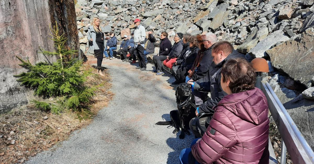 Bunkern Irma och deltagarna och guiden utanför