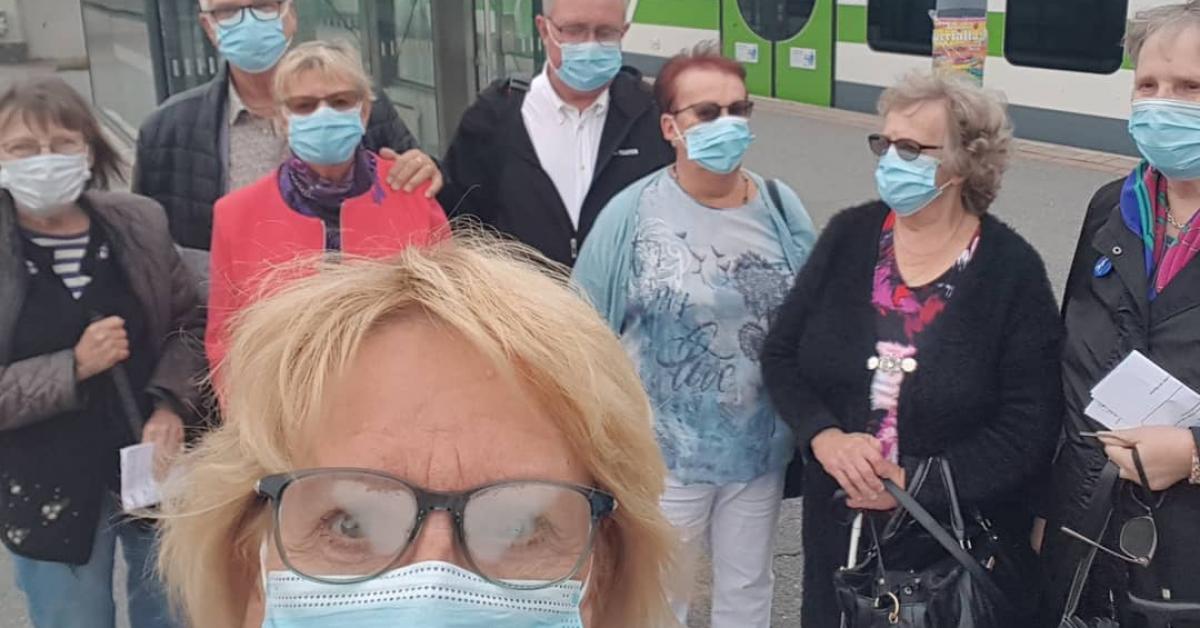 Barbro Puharinen, Peter och Gunbritt Sahlsten, Bernt Snygg, Kerstin Lillbåsk, Marita Karlsson, Marjatta Lönnqvist och Febe Mörk på väg till vårmötet i Tammerfors den 5 september. 