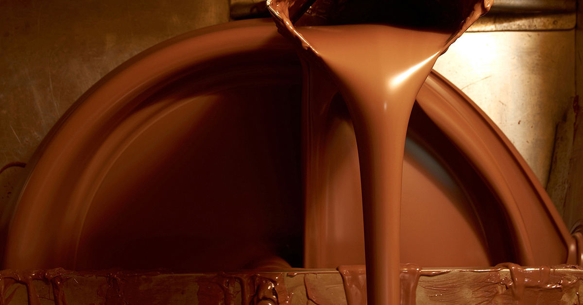 En chokladmaskin med rinnande choklad i närbild