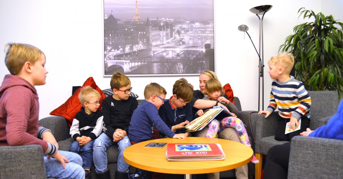 Barn som samlas kring en soffgrupp