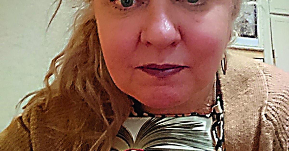 Jaana Huldén är blond och jobbar som psykoterapeut.