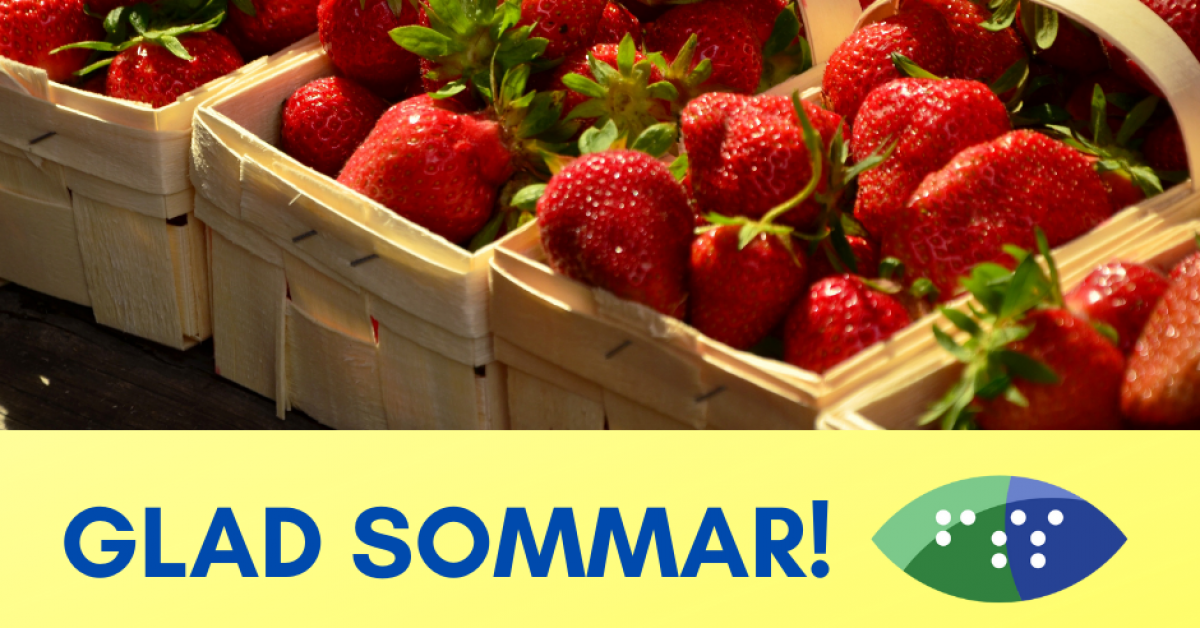 Jordgubbar i små träkorgar på rad med texten Glad sommar!