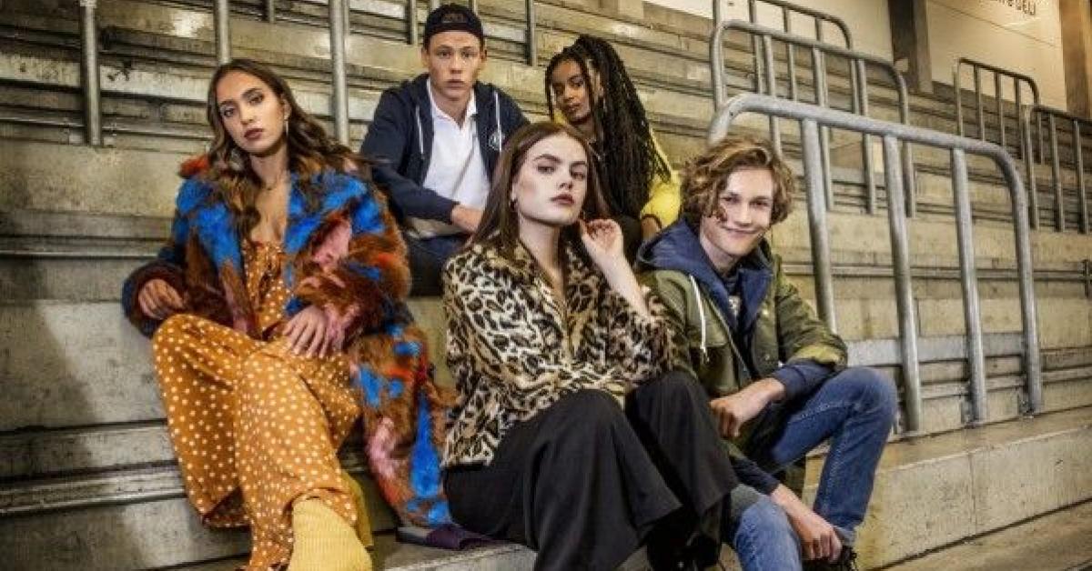 Huvudkaraktärerna i ungdomsserien Eagles sitter på en läktare. 