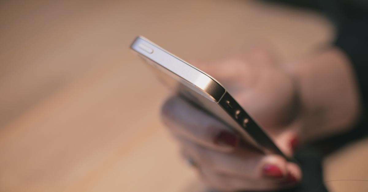 En smarttelefon i en hand