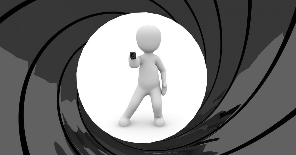 I mitten av en kameralins ses en animerad vit figur med pistol i handen, som imiterar James Bond inledningsscenerna.