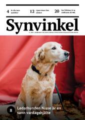 Pärmbild av Synvinkel. Ledarhunden Nisse sitter mot en röd bakgrund. 