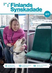 Riikka Hänninen och ledarhunden Carlos i en spårvagn.