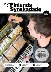 FS nr 5 pärm. Ung man stämmer ett piano.