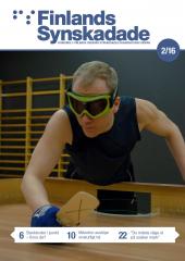 Showdown är en racketsport som kräver koncentration, spänst och strategi. Teemu Ruohonen är en av landets bästa spelare. På bilden litar han sig över spelbordet med skidmask över ögonen. Foto: Sören Jonsson