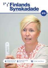 Pärmbild av Finlands Synskadade nummer 8. Synpedagog Misa Möller gör en syngranskning. En funktionell synkartläggning är mer omfattande än en vanlig syngranskning. Under kartläggningen studeras förutom synskärpa också ögonens samverkan och rörelse. 