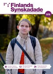 Pärmbild: Ronja Oja hade hoppats på bättre placering i de Paralympiska spelen. Nu fortsätter hennes universitetsstudier i datavetenskap efter idrottspausen. Bildbeskrivning:Ronja Oja står framför ett rödbrusigt träd. Hennes hår är ganska kort och brunt och hon bär en beige täckjacka. Hon har både ryggsäck och axelväska på sig. I handen håller hon sin vita käpp.