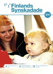 Liten flicka skriver på punktskriftsmaskin