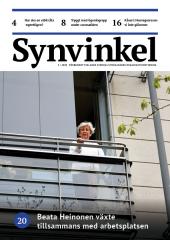 Bettan Heinonen står på sin balkong och tittar ner mot kameran.