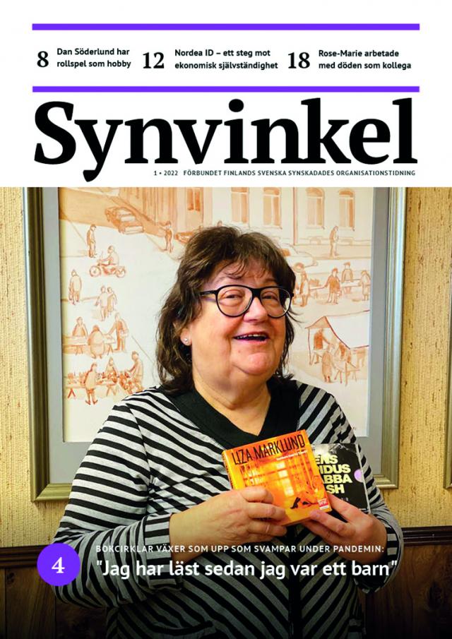 På pärmen: Thea Lindholm berättar om sin läshobby på Lyan i Ekenäs. Hon har mörkt hår, randig blus och glasögon och är väldigt glad. Foto: Helene Wallin