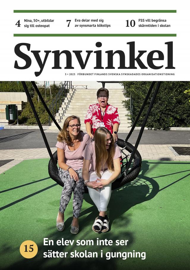 Helsinge skolas rektor Marielle Mursu ger fart åt speciallärare Mikaela Sandman och personliga assistenten Wilma Simonen som sitter i den stora gungan på skolgården. 