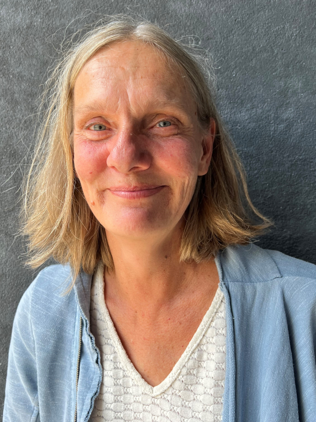 Henrika Mercadante är mörkblond, har blåa ögon och är klädd i en ljus skjorta och ljusblå tröja..