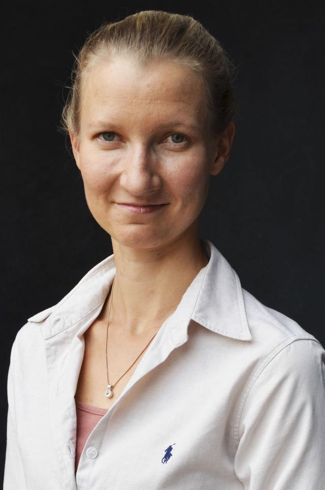 En bild på Johanna Meriläinen med hår på hästsvans och vit kragskjorta