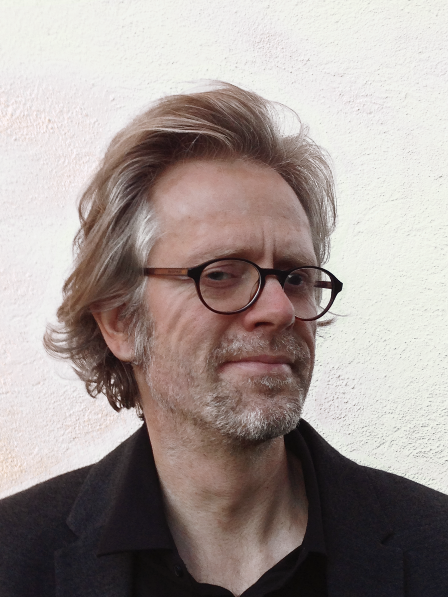 Berndt Berglund har runda glasögon och brunt rufsigt hår och gråsprängt skägg.